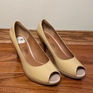 CLARKS  Artisan Narine Rowe Taupe/Yellow Peep Toe Heels Size 9.5 Summer Neutral‎